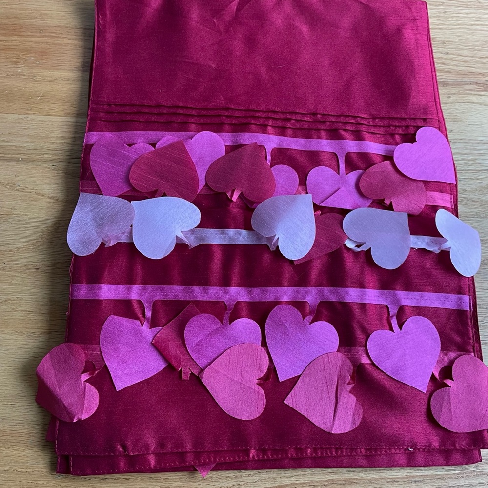 NWOT Heart Designed Table Runner